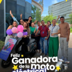 Feliz ganadora de la moto eléctrica
