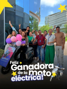Cámara de Comercio de Sincelejo entrega la moto a su feliz ganadora