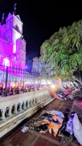 San Benito Abad se llena de visitantes que duermen en hamacas por falta de hospedaje