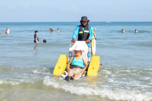 Coveñas da un paso a la inclusión: personas con discapacidad usan silla para entrar al mar