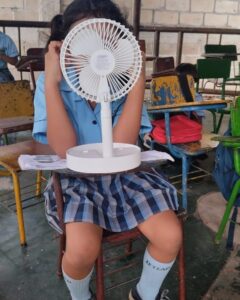 Estudiantes de colegio en Sincelejo dan clases sin luz desde hace 3 meses