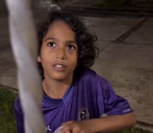 Niño vende postres para jugar un torneo de fútbol en Sincelejo