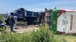 Accidente bus escolar y volqueta en Morroa